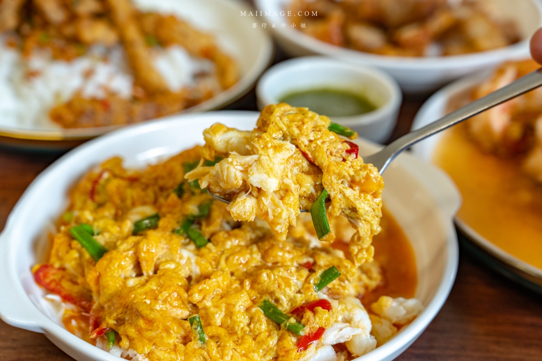 泰國曼谷爆紅餐廳!Jay Nahm Thong Lor平價泰國海鮮,必點黃金咖哩炒蟹肉。