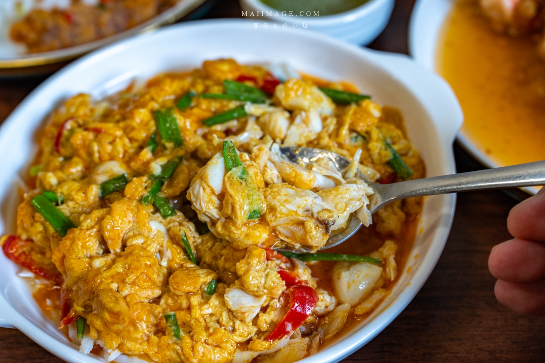 【曼谷美食】Jay Nahm Thong Lor～泰國曼谷通羅區最新爆紅平價寶藏小館，黃金咖哩炒巨蟹肉、蒜香大頭蝦必點！BTS Thomglor美食