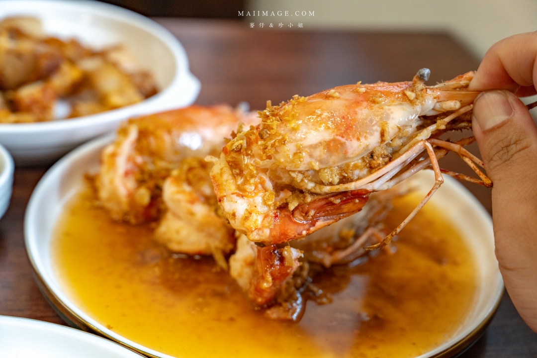 【曼谷美食】Jay Nahm Thong Lor～泰國曼谷通羅區最新爆紅平價寶藏小館，黃金咖哩炒巨蟹肉、蒜香大頭蝦必點！BTS Thomglor美食