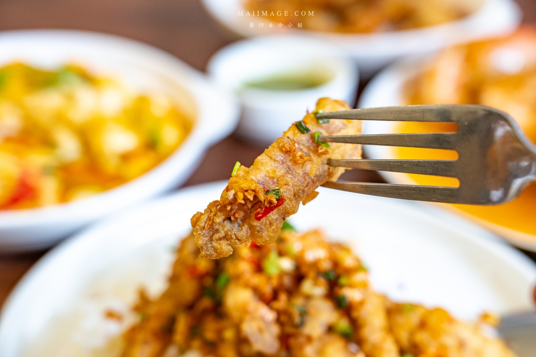 【曼谷美食】Jay Nahm Thong Lor～泰國曼谷通羅區最新爆紅平價寶藏小館，黃金咖哩炒巨蟹肉、蒜香大頭蝦必點！BTS Thomglor美食