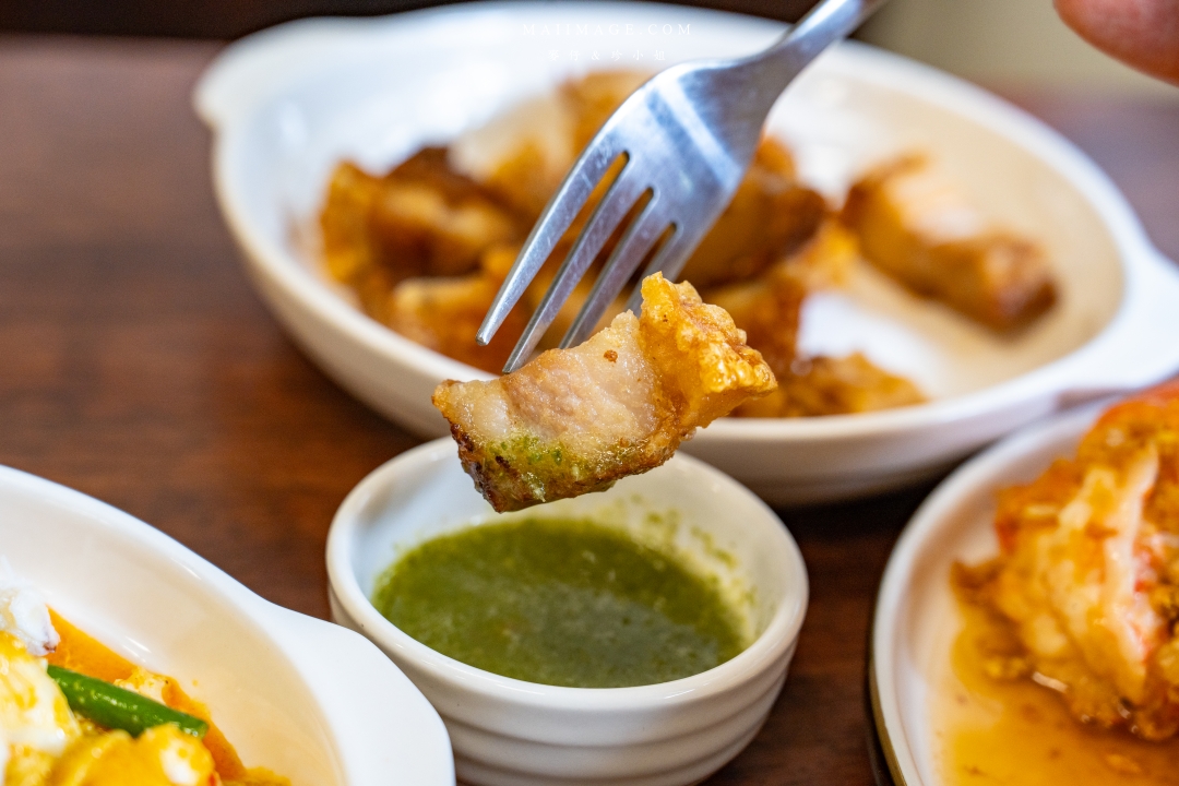 【曼谷美食】Jay Nahm Thong Lor～泰國曼谷通羅區最新爆紅平價寶藏小館，黃金咖哩炒巨蟹肉、蒜香大頭蝦必點！BTS Thomglor美食