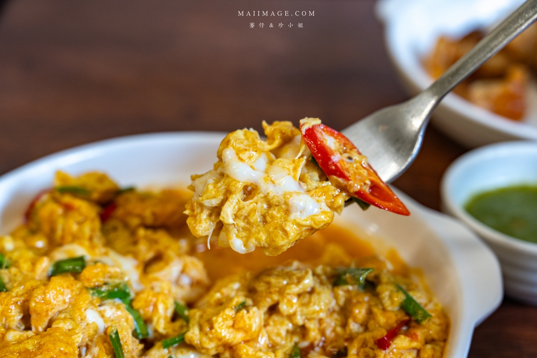 【曼谷美食】Jay Nahm Thong Lor～泰國曼谷通羅區最新爆紅平價寶藏小館，黃金咖哩炒巨蟹肉、蒜香大頭蝦必點！BTS Thomglor美食