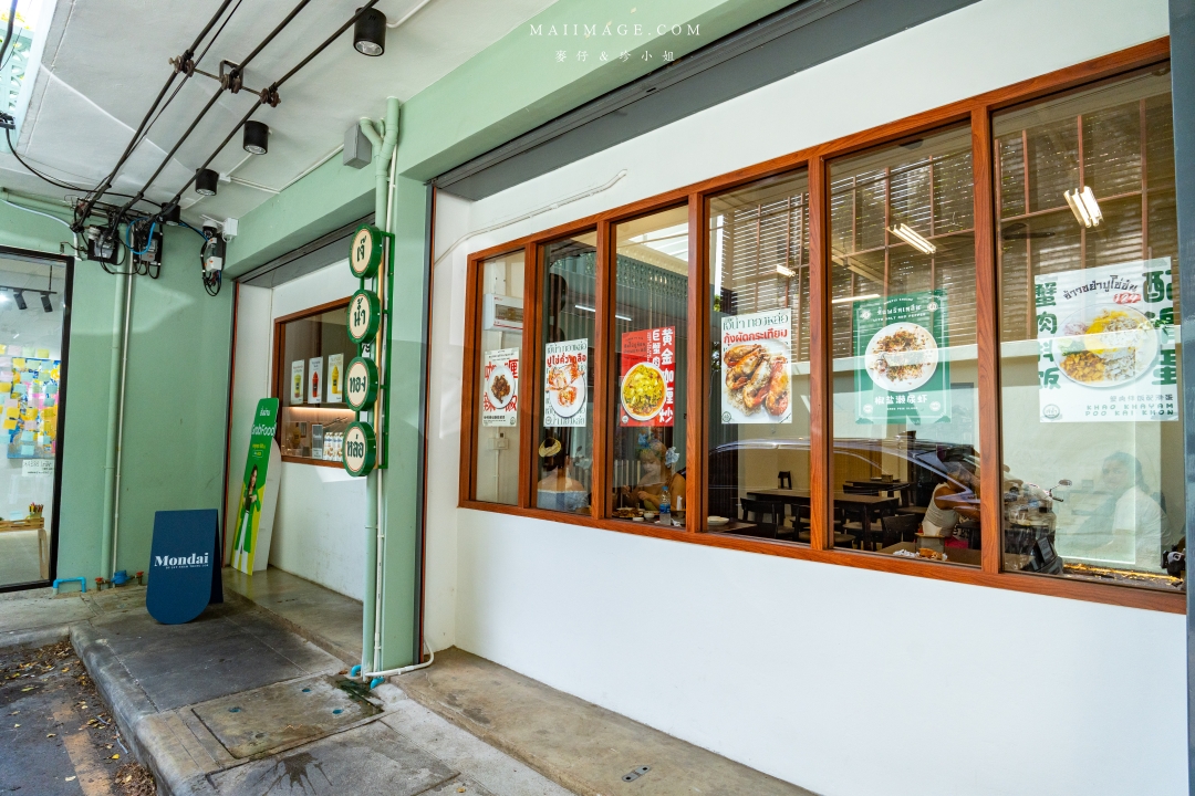 泰國曼谷爆紅餐廳!Jay Nahm Thong Lor平價泰國海鮮,必點黃金咖哩炒蟹肉。