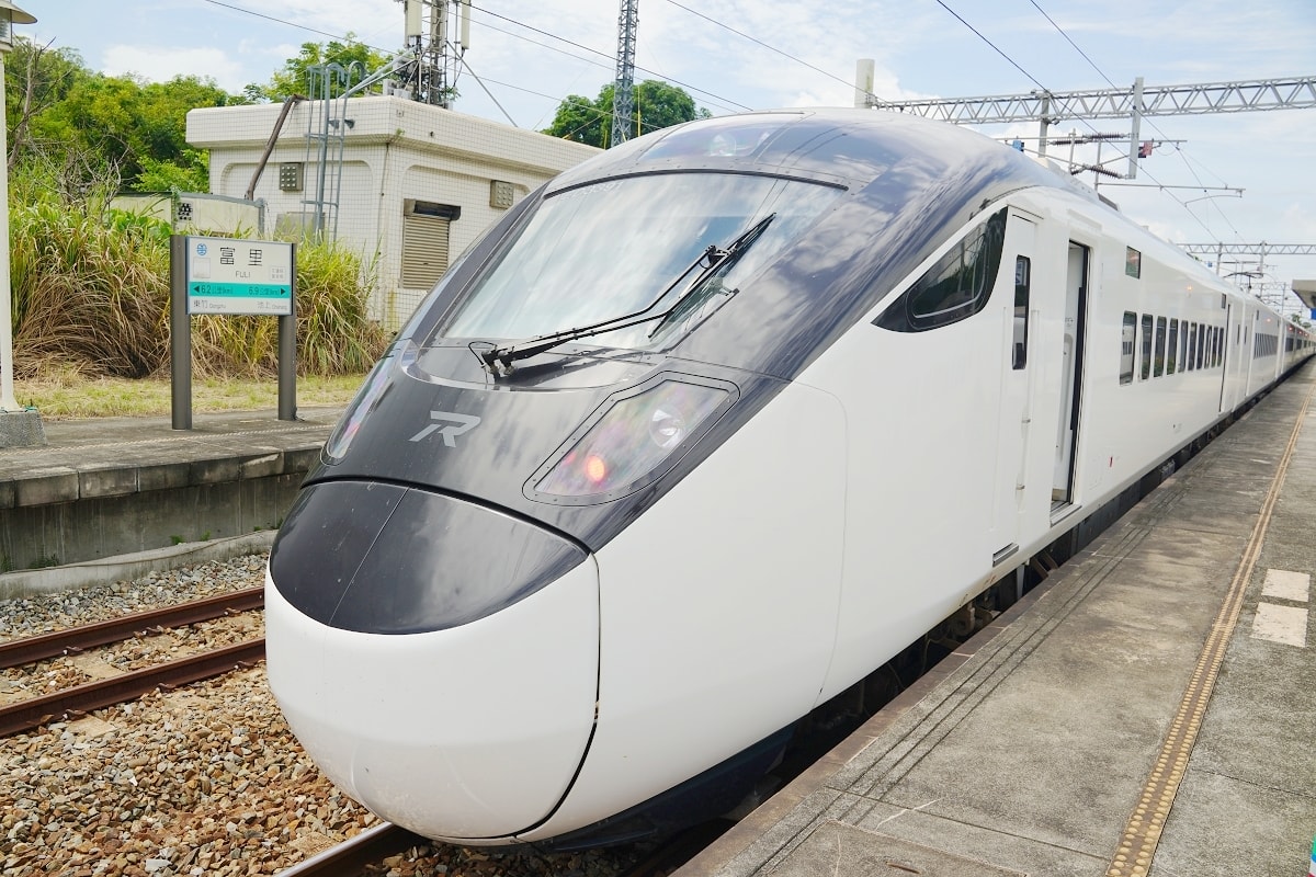 【花蓮富里金針花】2025花蓮富里六十石山金針花季來囉～在地金針花風味餐、竹炭包手作DIY體驗、忘憂亭小瑞士、田媽媽