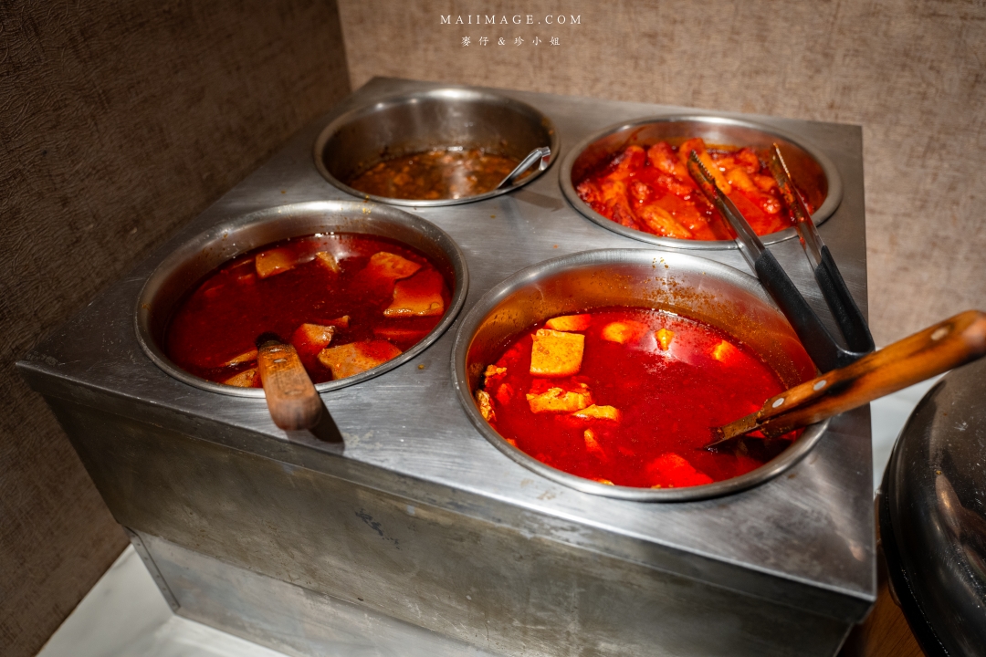 【中和美食】焱焱燒鍋銅盤.鍋物專賣～中和積穗夜市平價大份量銅盤烤肉鍋物，滷肉飯、麻辣鴨血豆腐、小菜、飲料吧、冰淇淋全都讓你吃到飽！中和積穗夜市美食推薦