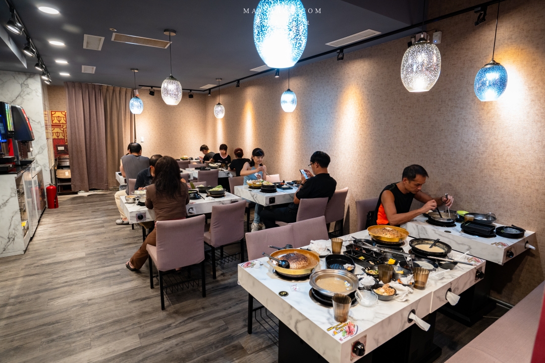 【中和美食】焱焱燒鍋銅盤.鍋物專賣～中和積穗夜市平價大份量銅盤烤肉鍋物，滷肉飯、麻辣鴨血豆腐、小菜、飲料吧、冰淇淋全都讓你吃到飽！中和積穗夜市美食推薦