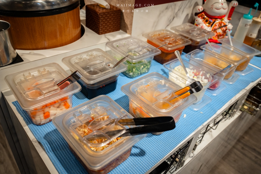 【中和美食】焱焱燒鍋銅盤.鍋物專賣～中和積穗夜市平價大份量銅盤烤肉鍋物，滷肉飯、麻辣鴨血豆腐、小菜、飲料吧、冰淇淋全都讓你吃到飽！中和積穗夜市美食推薦