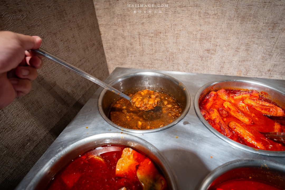 【中和美食】焱焱燒鍋銅盤.鍋物專賣～中和積穗夜市平價大份量銅盤烤肉鍋物，滷肉飯、麻辣鴨血豆腐、小菜、飲料吧、冰淇淋全都讓你吃到飽！中和積穗夜市美食推薦