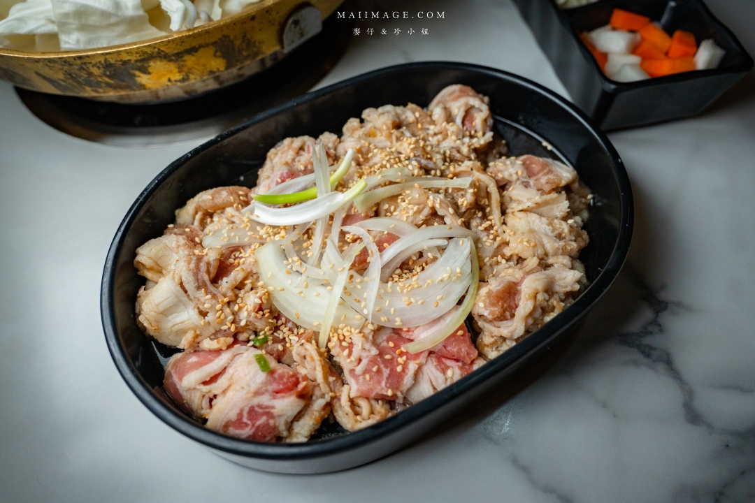 【中和美食】焱焱燒鍋銅盤.鍋物專賣～中和積穗夜市平價大份量銅盤烤肉鍋物，滷肉飯、麻辣鴨血豆腐、小菜、飲料吧、冰淇淋全都讓你吃到飽！中和積穗夜市美食推薦