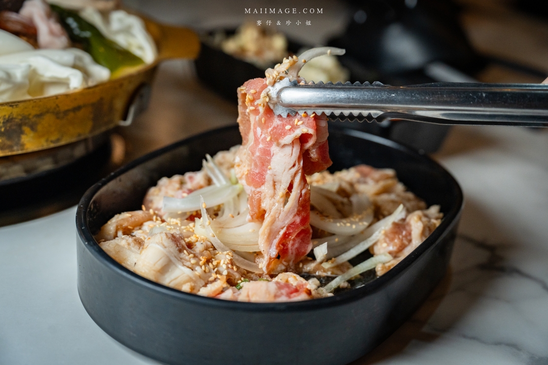 【中和美食】焱焱燒鍋銅盤.鍋物專賣～中和積穗夜市平價大份量銅盤烤肉鍋物，滷肉飯、麻辣鴨血豆腐、小菜、飲料吧、冰淇淋全都讓你吃到飽！中和積穗夜市美食推薦