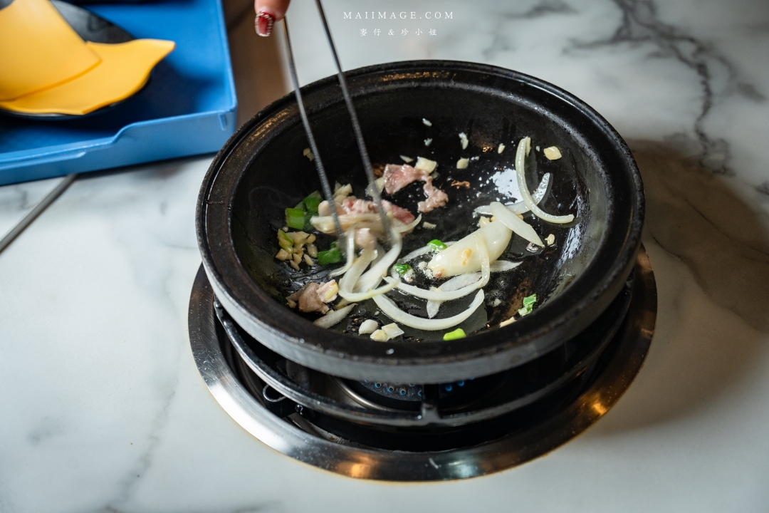 【中和美食】焱焱燒鍋銅盤.鍋物專賣～中和積穗夜市平價大份量銅盤烤肉鍋物，滷肉飯、麻辣鴨血豆腐、小菜、飲料吧、冰淇淋全都讓你吃到飽！中和積穗夜市美食推薦