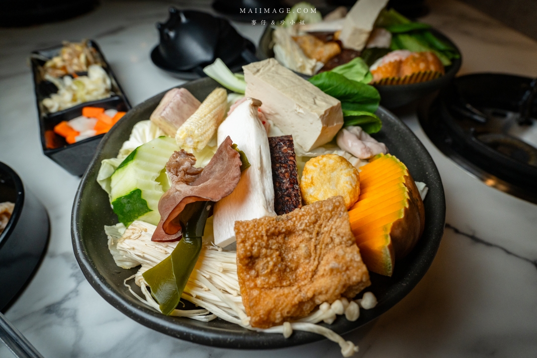 【中和美食】焱焱燒鍋銅盤.鍋物專賣～中和積穗夜市平價大份量銅盤烤肉鍋物，滷肉飯、麻辣鴨血豆腐、小菜、飲料吧、冰淇淋全都讓你吃到飽！中和積穗夜市美食推薦