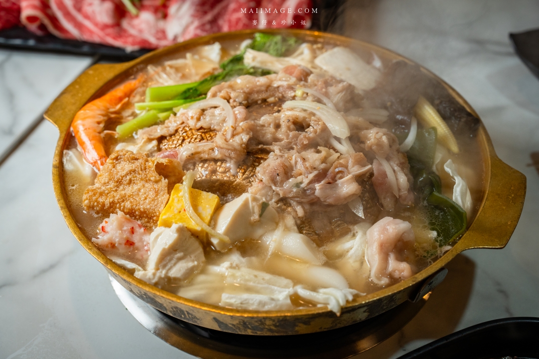 【中和美食】焱焱燒鍋銅盤.鍋物專賣～中和積穗夜市平價大份量銅盤烤肉鍋物，滷肉飯、麻辣鴨血豆腐、小菜、飲料吧、冰淇淋全都讓你吃到飽！中和積穗夜市美食推薦