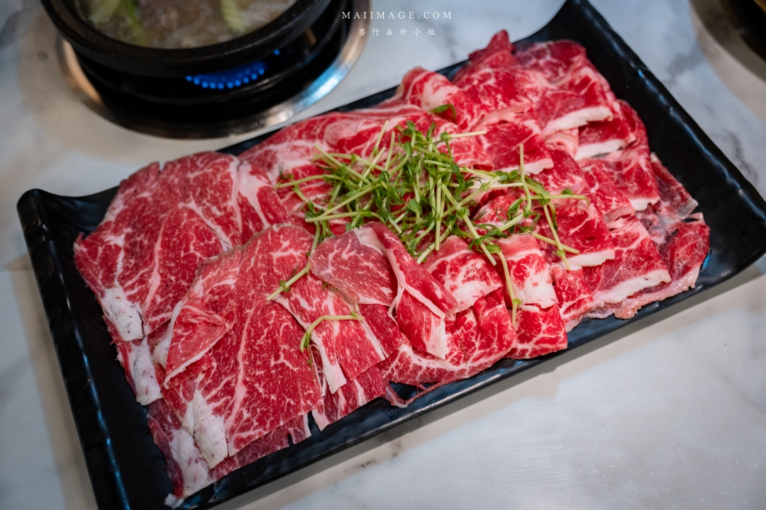 【中和美食】焱焱燒鍋銅盤.鍋物專賣～中和積穗夜市平價大份量銅盤烤肉鍋物，滷肉飯、麻辣鴨血豆腐、小菜、飲料吧、冰淇淋全都讓你吃到飽！中和積穗夜市美食推薦