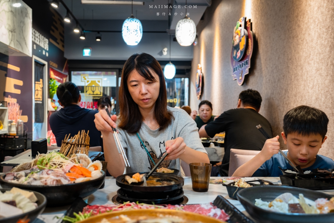 【中和美食】焱焱燒鍋銅盤.鍋物專賣～中和積穗夜市平價大份量銅盤烤肉鍋物，滷肉飯、麻辣鴨血豆腐、小菜、飲料吧、冰淇淋全都讓你吃到飽！中和積穗夜市美食推薦