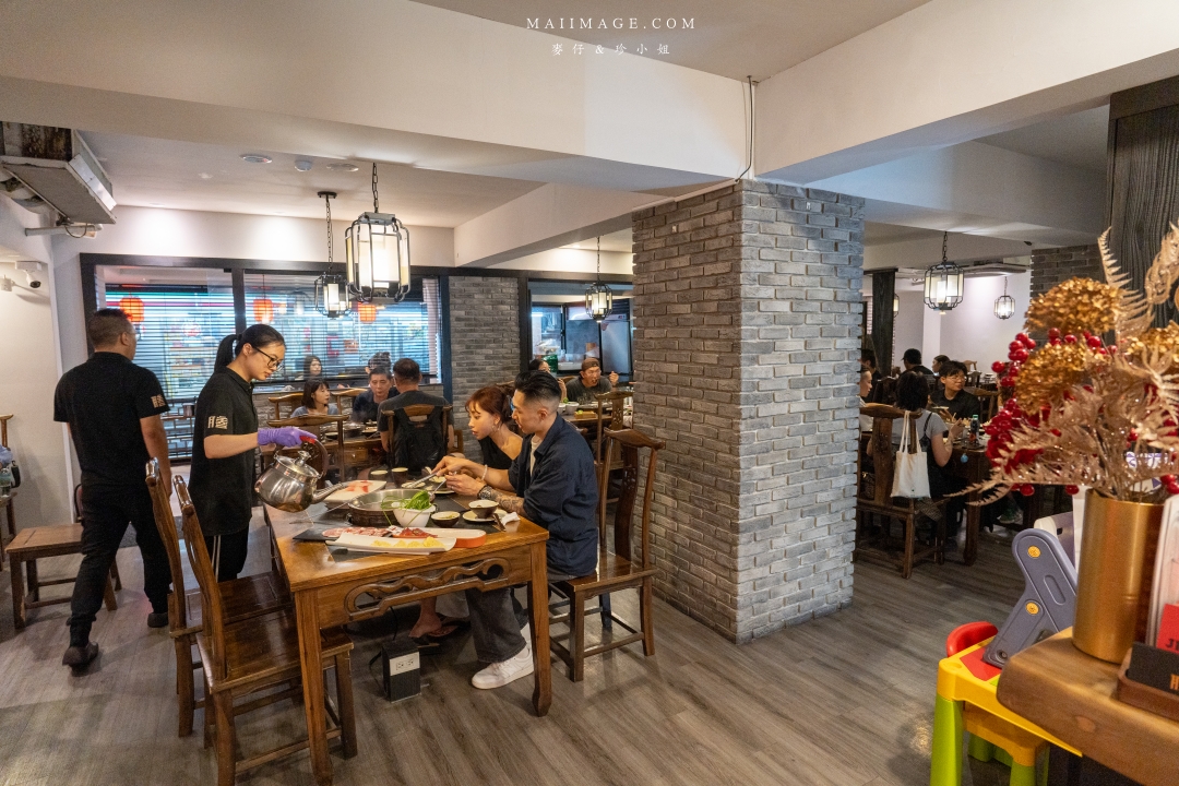 【台北美食】小膳香成都麻辣火鍋～全台唯一供應手切溫體牛的成都老火鍋，產地新鮮直送部位種類最多。捷運忠孝敦化站美食