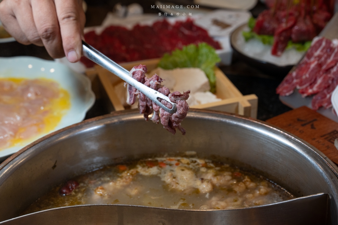 【台北美食】小膳香成都麻辣火鍋～全台唯一供應手切溫體牛的成都老火鍋，產地新鮮直送部位種類最多。捷運忠孝敦化站美食