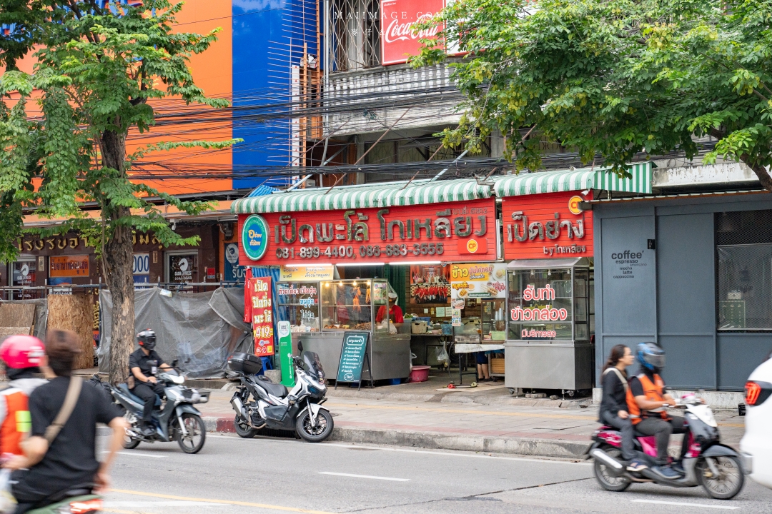 【曼谷美食】Udomsuk Walk อุดมสุข วอล์ค～BTS Udomsuk站附近最接地氣的在地夜市，每日還有駐唱歌手現場唱歌，氛圍超Chill在地人都超愛