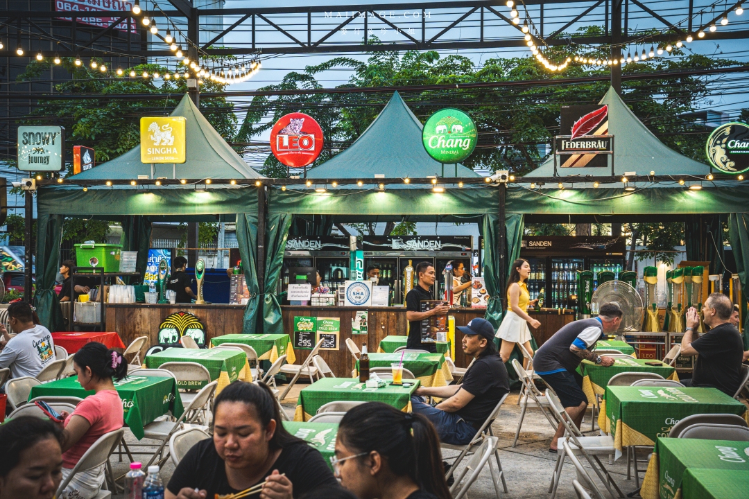 【曼谷美食】Udomsuk Walk อุดมสุข วอล์ค～BTS Udomsuk站附近最接地氣的在地夜市，每日還有駐唱歌手現場唱歌，氛圍超Chill在地人都超愛