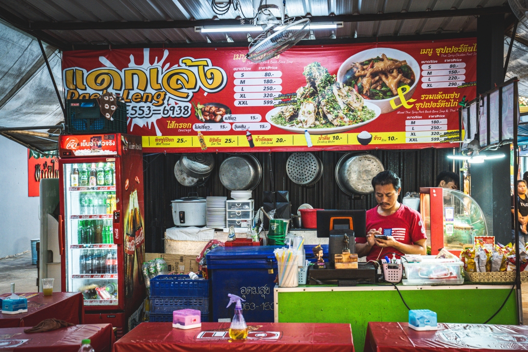 【曼谷美食】Udomsuk Walk อุดมสุข วอล์ค～BTS Udomsuk站附近最接地氣的在地夜市，每日還有駐唱歌手現場唱歌，氛圍超Chill在地人都超愛