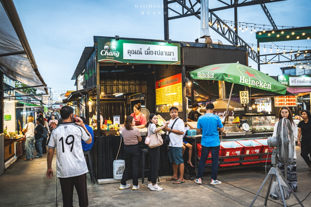 【曼谷美食】Udomsuk Walk อุดมสุข วอล์ค～BTS Udomsuk站附近最接地氣的在地夜市，每日還有駐唱歌手現場唱歌，氛圍超Chill在地人都超愛
