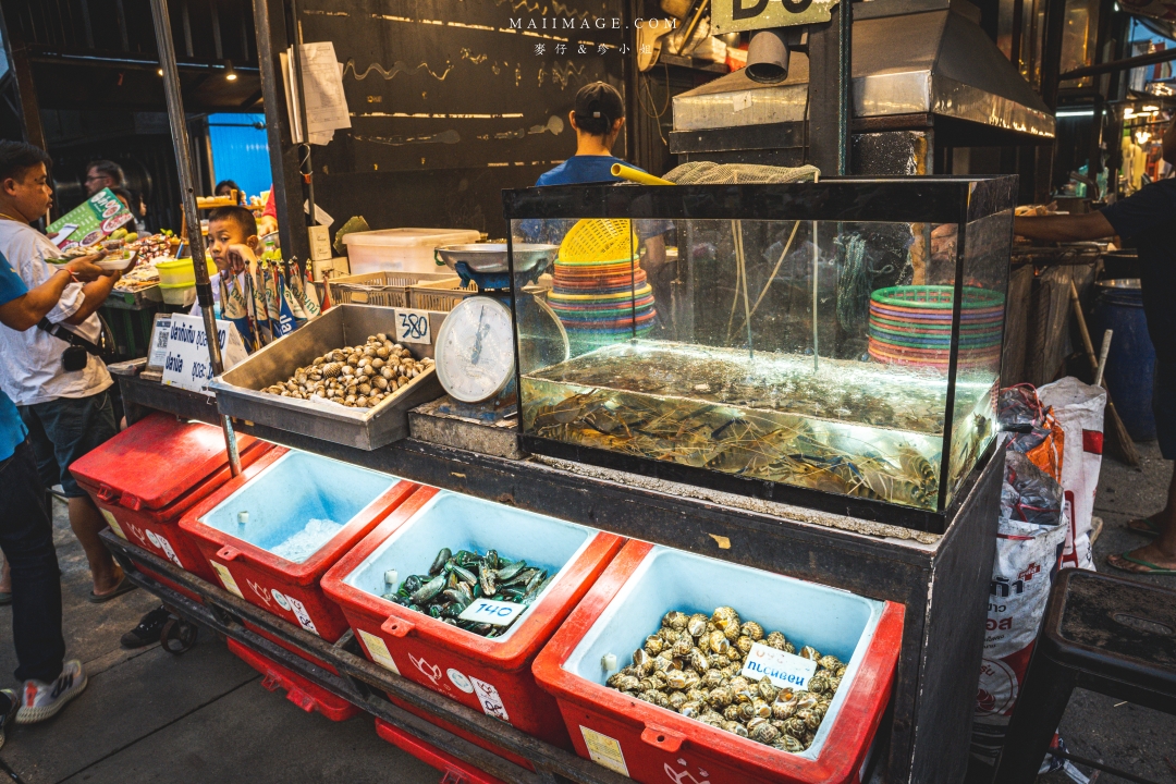 【曼谷美食】Udomsuk Walk อุดมสุข วอล์ค～BTS Udomsuk站附近最接地氣的在地夜市，每日還有駐唱歌手現場唱歌，氛圍超Chill在地人都超愛