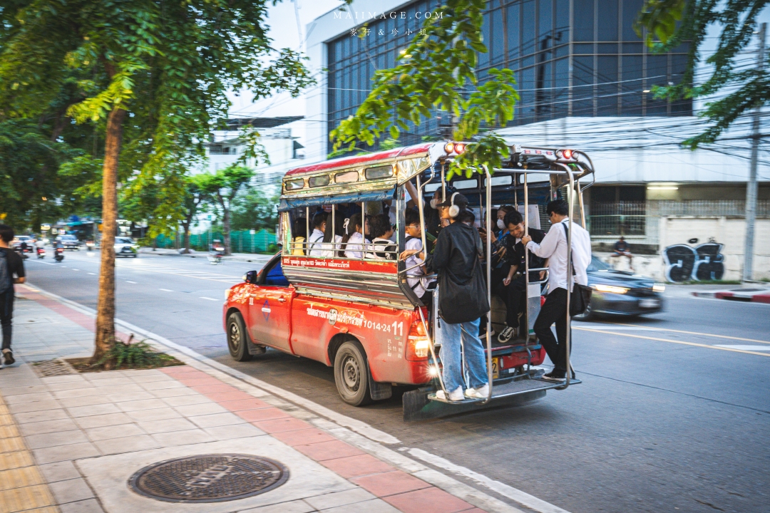【曼谷美食】Udomsuk Walk อุดมสุข วอล์ค～BTS Udomsuk站附近最接地氣的在地夜市，每日還有駐唱歌手現場唱歌，氛圍超Chill在地人都超愛