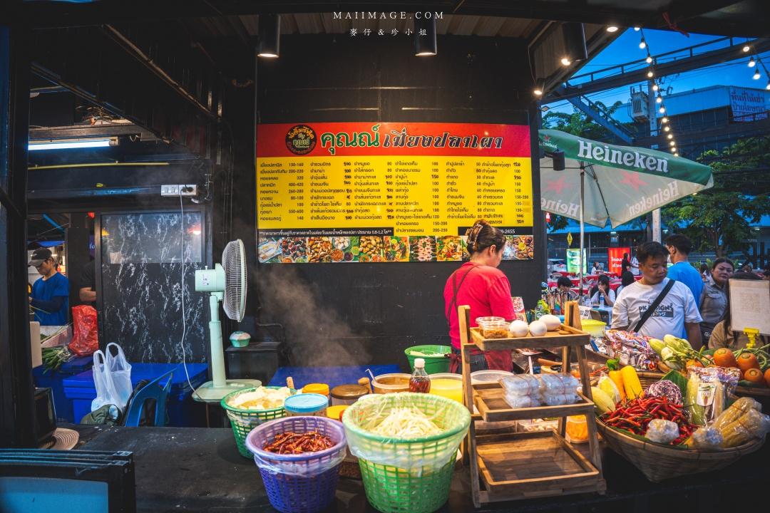 【曼谷美食】Udomsuk Walk อุดมสุข วอล์ค～BTS Udomsuk站附近最接地氣的在地夜市，每日還有駐唱歌手現場唱歌，氛圍超Chill在地人都超愛