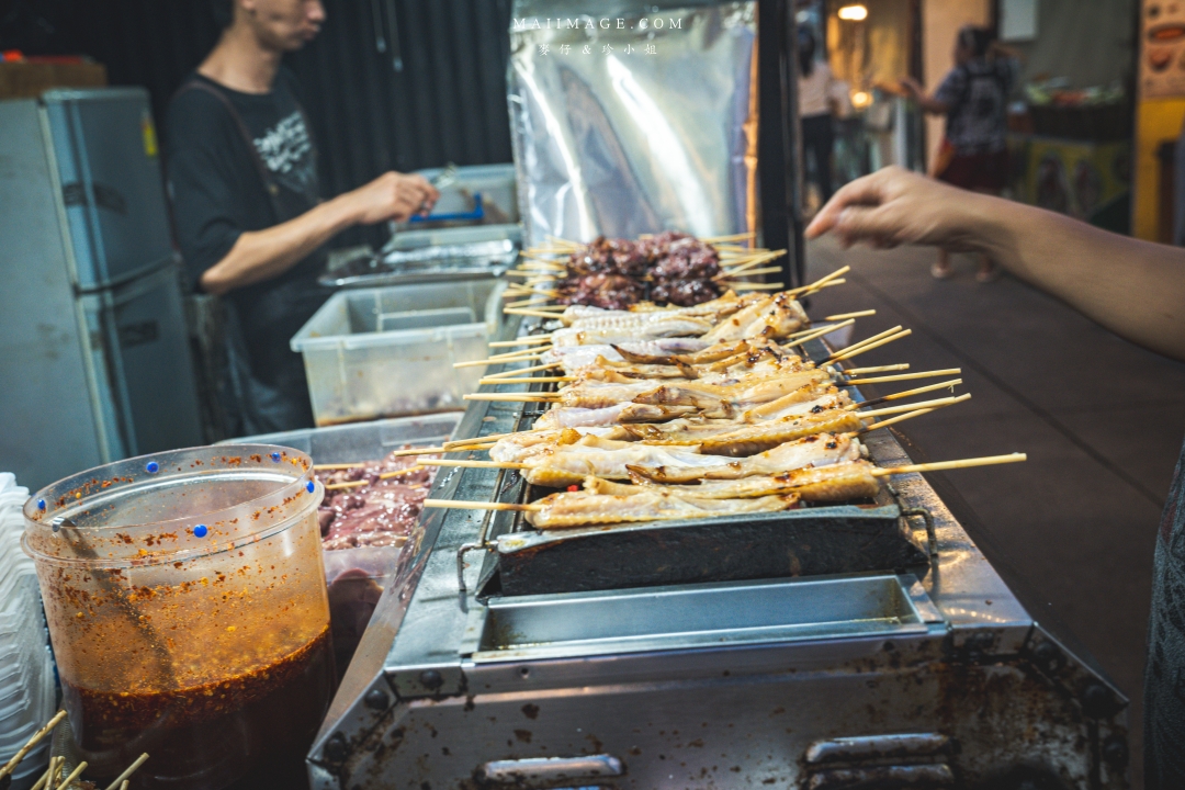【曼谷美食】Udomsuk Walk อุดมสุข วอล์ค～BTS Udomsuk站附近最接地氣的在地夜市，每日還有駐唱歌手現場唱歌，氛圍超Chill在地人都超愛