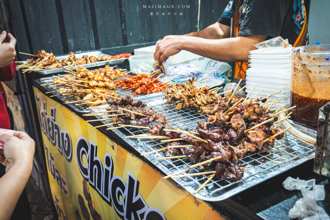 【曼谷美食】Udomsuk Walk อุดมสุข วอล์ค～BTS Udomsuk站附近最接地氣的在地夜市，每日還有駐唱歌手現場唱歌，氛圍超Chill在地人都超愛