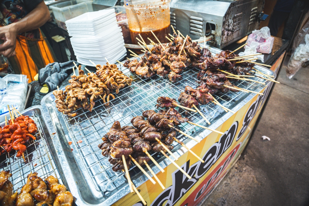 【曼谷美食】Udomsuk Walk อุดมสุข วอล์ค～BTS Udomsuk站附近最接地氣的在地夜市，每日還有駐唱歌手現場唱歌，氛圍超Chill在地人都超愛