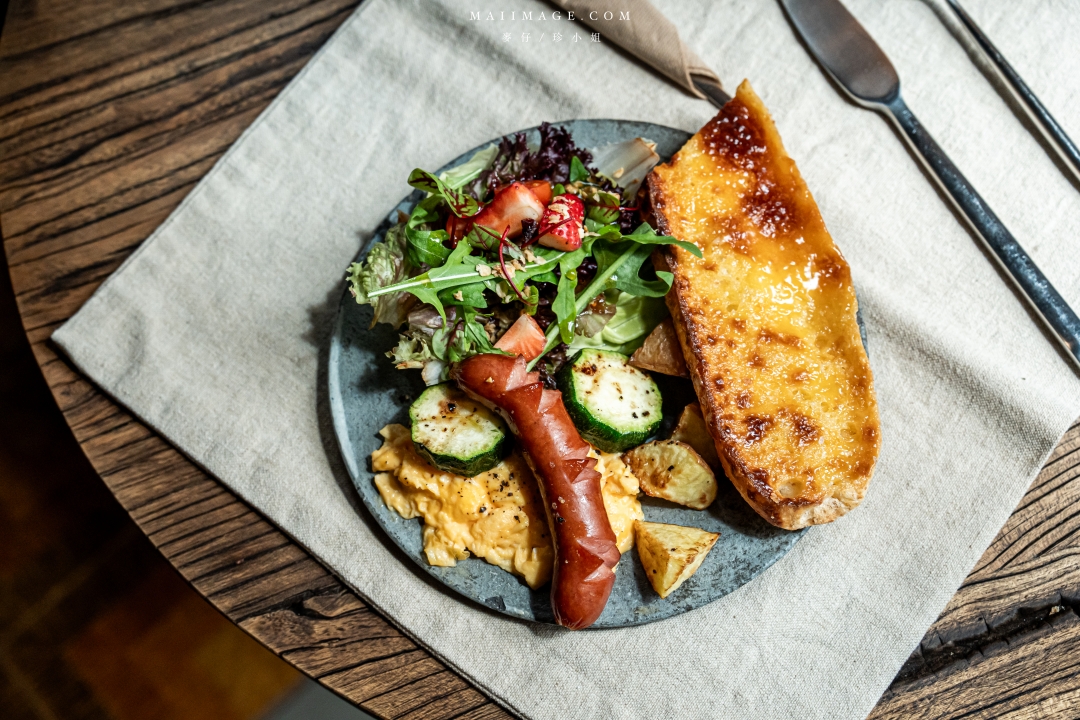 【台中美食】喫茶Sénmi～藏身在老宅五樓的甜點咖啡廳！台中老宅咖啡推薦，必點昭和布丁、牛油吐司。台中火車站美食推薦