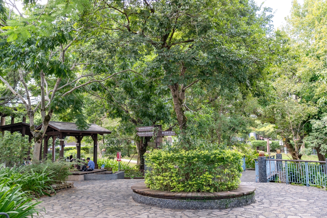 宜蘭礁溪溫泉散策～來礁溪不要只有泡湯，沿著礁溪轉運站旅遊服務中心來個不一樣的溫泉旅行，必去礁溪公園、足浴一條街，人人都是足浴特派員。