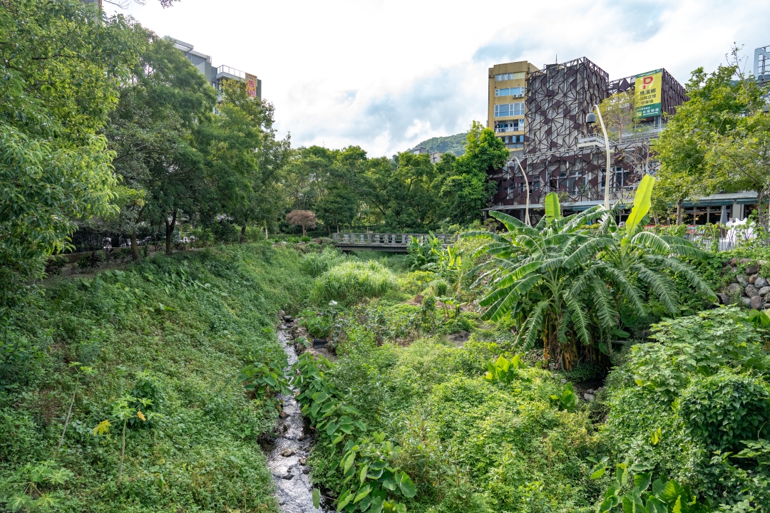 宜蘭礁溪溫泉散策～來礁溪不要只有泡湯，沿著礁溪轉運站旅遊服務中心來個不一樣的溫泉旅行，必去礁溪公園、足浴一條街，人人都是足浴特派員。