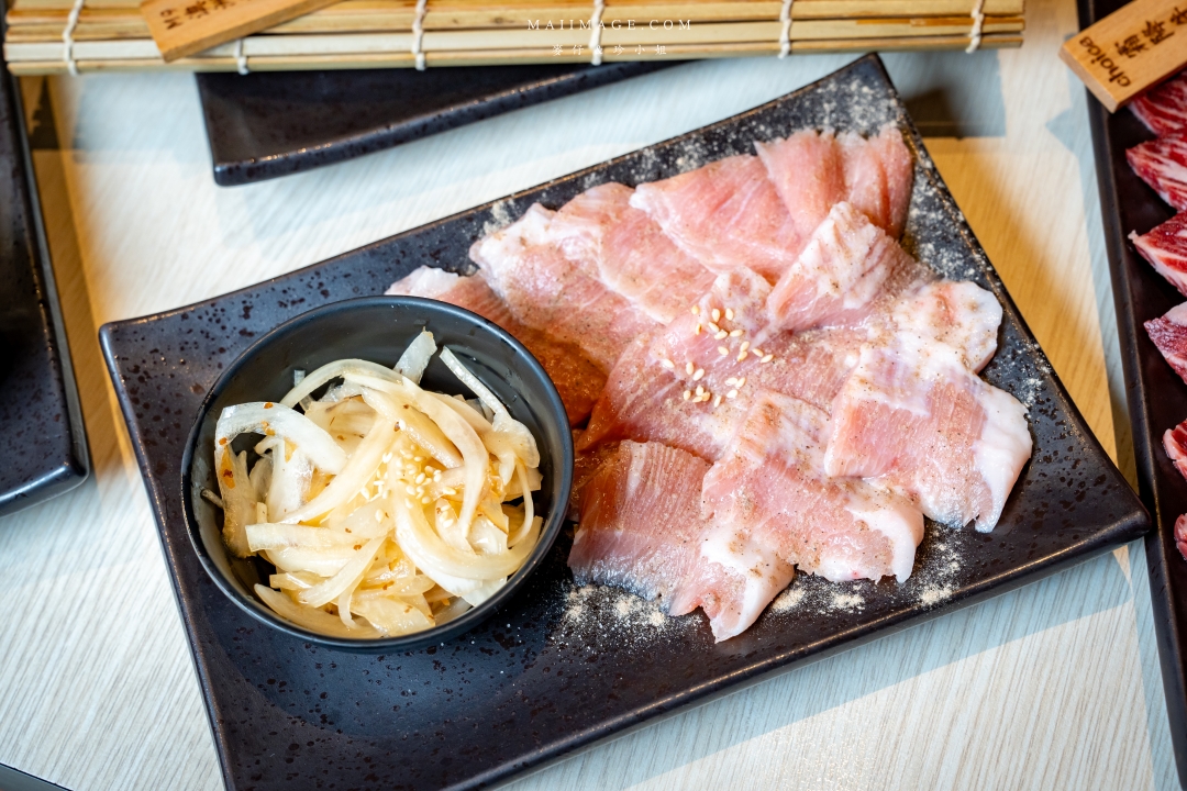 【新店美食】牛燒肉Yakiniku～頂級和牛海陸雙人套餐價格親民又實惠！澳洲Ｍ9和牛燒肉一個人千元有找，新店日式和牛燒肉推薦，新店七張站美食推薦。