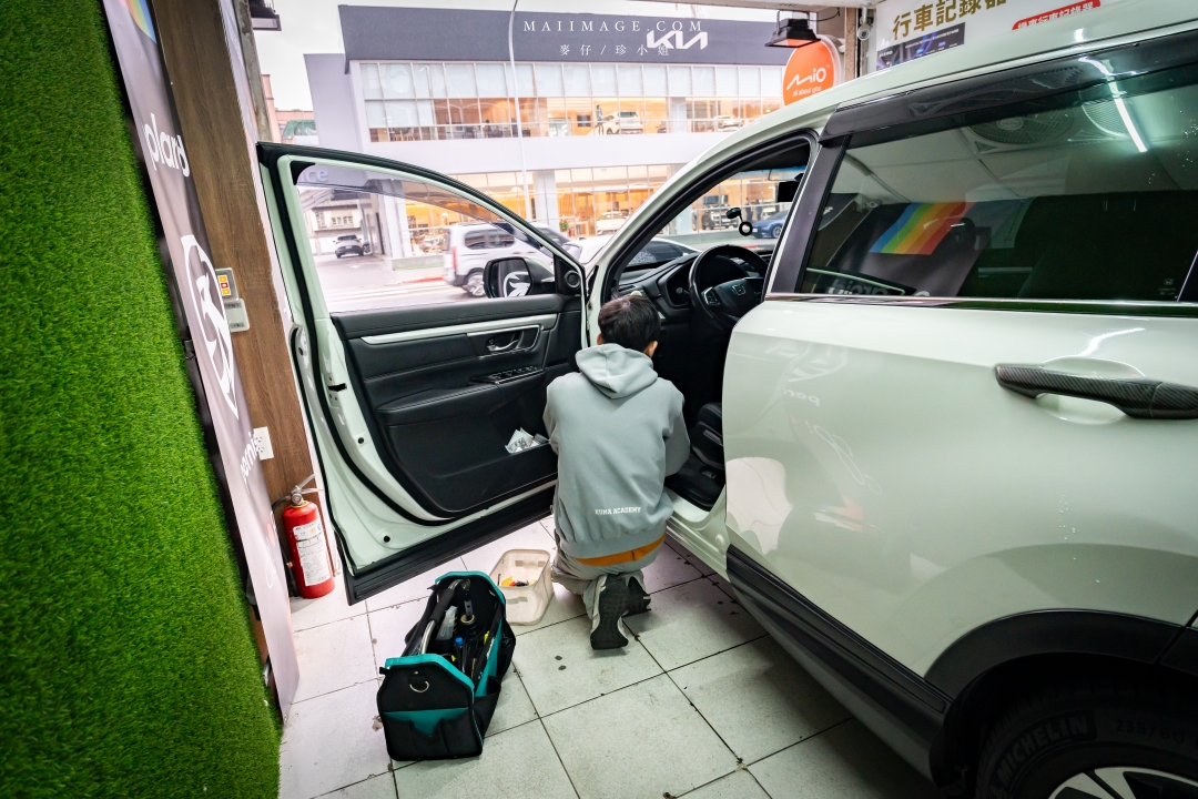 【台北行車記錄器安裝】太子牙國際有限公司～Pernis T221星光夜視行車記錄器，安裝施工仔細服務又耐心，台北南港區行車記錄器安裝推薦。