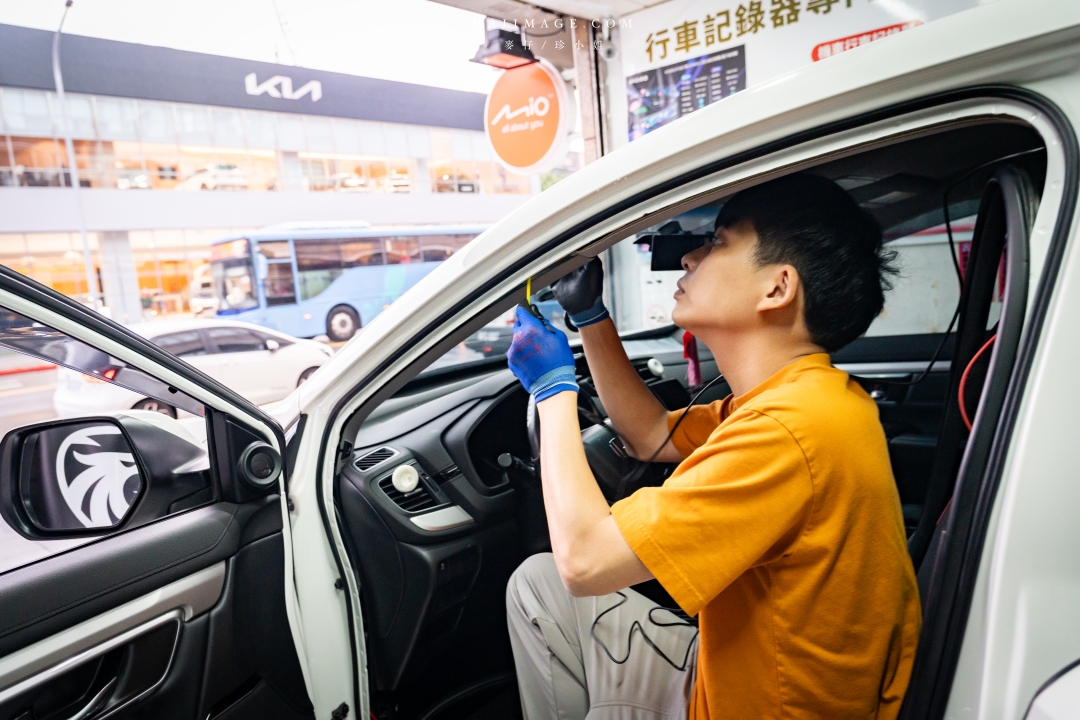 【台北行車記錄器安裝】太子牙國際有限公司～Pernis T221星光夜視行車記錄器，安裝施工仔細服務又耐心，台北南港區行車記錄器安裝推薦。
