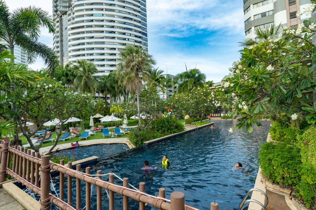 【泰國芭達雅住宿】Jomtien Palm Beach Hotel & Resort ~百萬海景房芭達雅中天海灘飯店推薦。飯店內就有設置保齡球館還有河道式無邊際泳池,渡假首選。 【泰國芭達雅住宿】Jomtien Palm Beach Hotel & Resort ~百萬海景房芭達雅中天海灘飯店推薦。飯店內就有設置保齡球館還有河道式無邊際泳池,渡假首選。