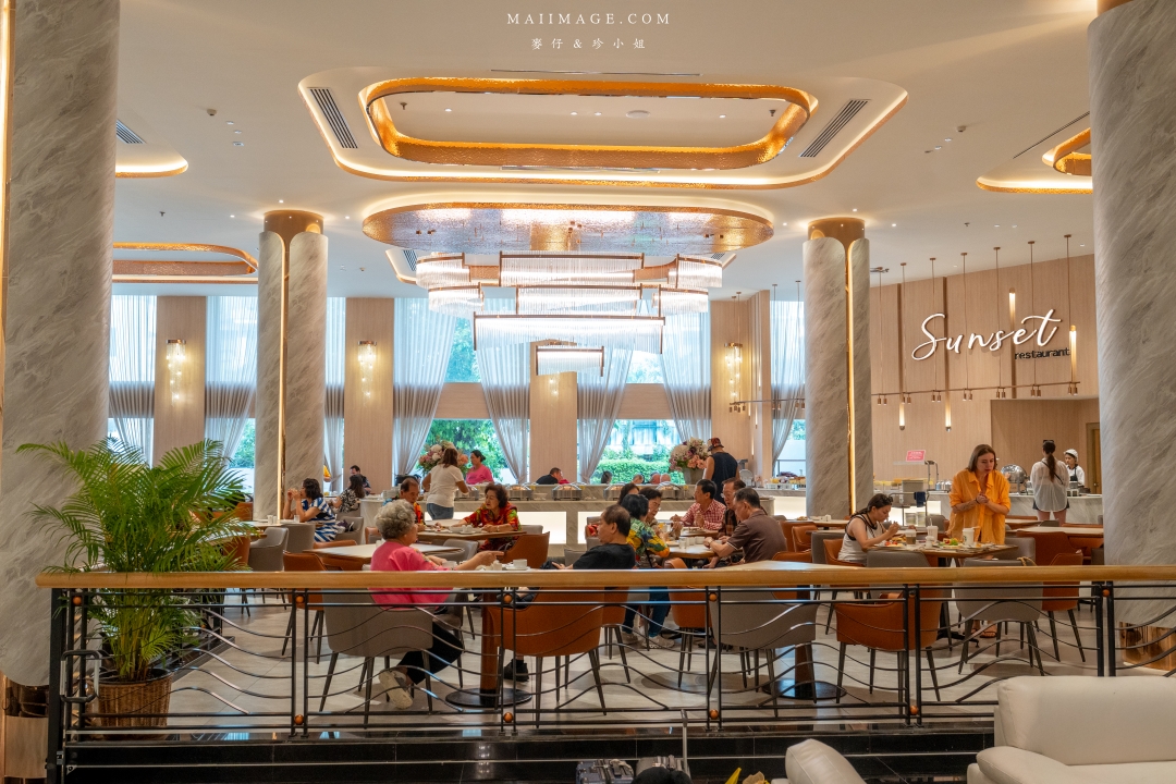 【泰國芭達雅住宿】Jomtien Palm Beach Hotel & Resort ~百萬海景房芭達雅中天海灘飯店推薦。飯店內就有設置保齡球館還有河道式無邊際泳池,渡假首選。 【泰國芭達雅住宿】Jomtien Palm Beach Hotel & Resort ~百萬海景房芭達雅中天海灘飯店推薦。飯店內就有設置保齡球館還有河道式無邊際泳池,渡假首選。