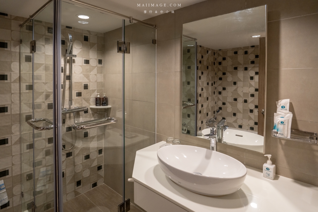 【泰國芭達雅住宿】Jomtien Palm Beach Hotel & Resort ~百萬海景房芭達雅中天海灘飯店推薦。飯店內就有設置保齡球館還有河道式無邊際泳池,渡假首選。 【泰國芭達雅住宿】Jomtien Palm Beach Hotel & Resort ~百萬海景房芭達雅中天海灘飯店推薦。飯店內就有設置保齡球館還有河道式無邊際泳池,渡假首選。