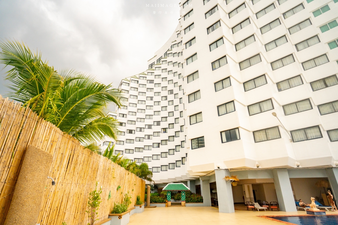 【泰國芭達雅住宿】Jomtien Palm Beach Hotel & Resort ~百萬海景房芭達雅中天海灘飯店推薦。飯店內就有設置保齡球館還有河道式無邊際泳池,渡假首選。 【泰國芭達雅住宿】Jomtien Palm Beach Hotel & Resort ~百萬海景房芭達雅中天海灘飯店推薦。飯店內就有設置保齡球館還有河道式無邊際泳池,渡假首選。