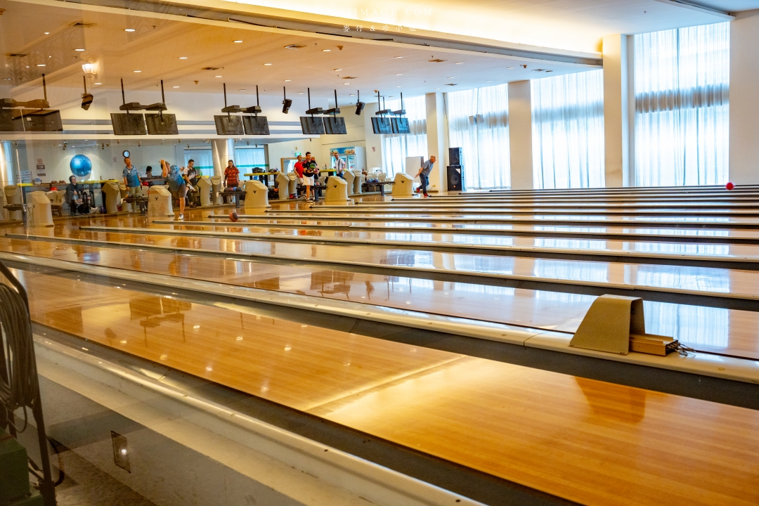 【泰國芭達雅住宿】Jomtien Palm Beach Hotel & Resort ~百萬海景房芭達雅中天海灘飯店推薦。飯店內就有設置保齡球館還有河道式無邊際泳池，渡假首選。