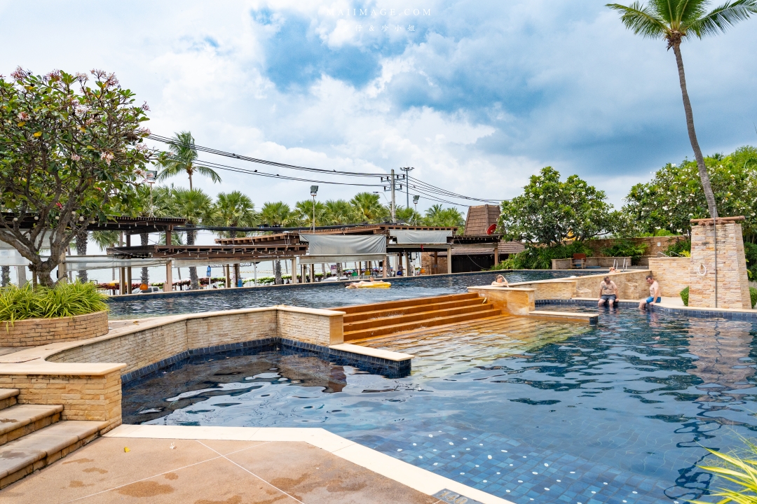 【泰國芭達雅住宿】Jomtien Palm Beach Hotel & Resort ~百萬海景房芭達雅中天海灘飯店推薦。飯店內就有設置保齡球館還有河道式無邊際泳池，渡假首選。