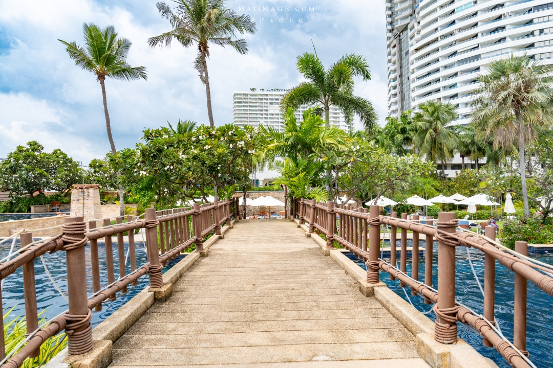 【泰國芭達雅住宿】Jomtien Palm Beach Hotel & Resort ~百萬海景房芭達雅中天海灘飯店推薦。飯店內就有設置保齡球館還有河道式無邊際泳池,渡假首選。 【泰國芭達雅住宿】Jomtien Palm Beach Hotel & Resort ~百萬海景房芭達雅中天海灘飯店推薦。飯店內就有設置保齡球館還有河道式無邊際泳池,渡假首選。