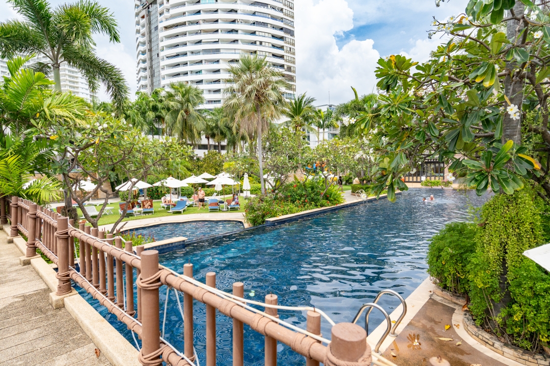 【泰國芭達雅住宿】Jomtien Palm Beach Hotel & Resort ~百萬海景房芭達雅中天海灘飯店推薦。飯店內就有設置保齡球館還有河道式無邊際泳池,渡假首選。 【泰國芭達雅住宿】Jomtien Palm Beach Hotel & Resort ~百萬海景房芭達雅中天海灘飯店推薦。飯店內就有設置保齡球館還有河道式無邊際泳池,渡假首選。