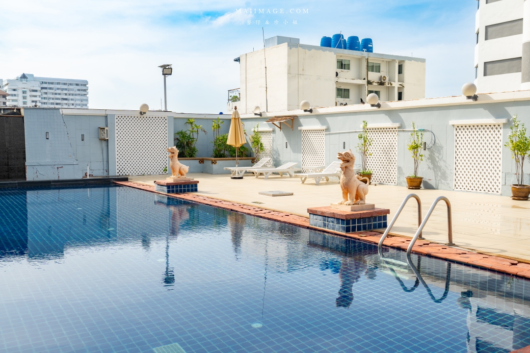 【泰國芭達雅住宿】Jomtien Palm Beach Hotel & Resort ~百萬海景房芭達雅中天海灘飯店推薦。飯店內就有設置保齡球館還有河道式無邊際泳池，渡假首選。