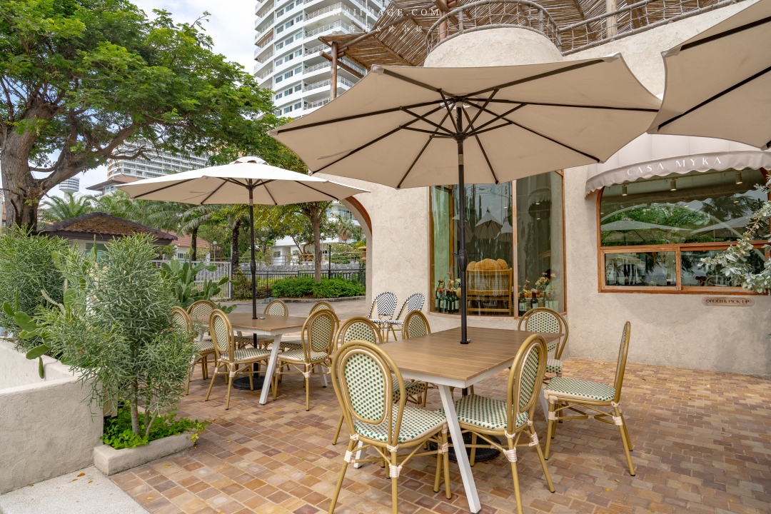 【芭達雅咖啡推薦】CASA MYCA คาซ่ามิก้า～Jomtien Palm Beach Hotel & Resort旁的純白系質感空間，摩洛哥風格設計相當好拍。Pattaya Dontan Beach旅遊隱藏版行程推薦