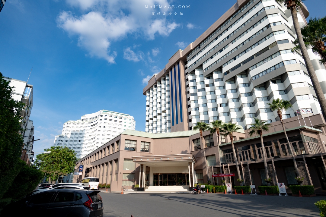 【泰國芭達雅住宿】Jomtien Palm Beach Hotel & Resort ~百萬海景房芭達雅中天海灘飯店推薦。飯店內就有設置保齡球館還有河道式無邊際泳池,渡假首選。 【泰國芭達雅住宿】Jomtien Palm Beach Hotel & Resort ~百萬海景房芭達雅中天海灘飯店推薦。飯店內就有設置保齡球館還有河道式無邊際泳池,渡假首選。