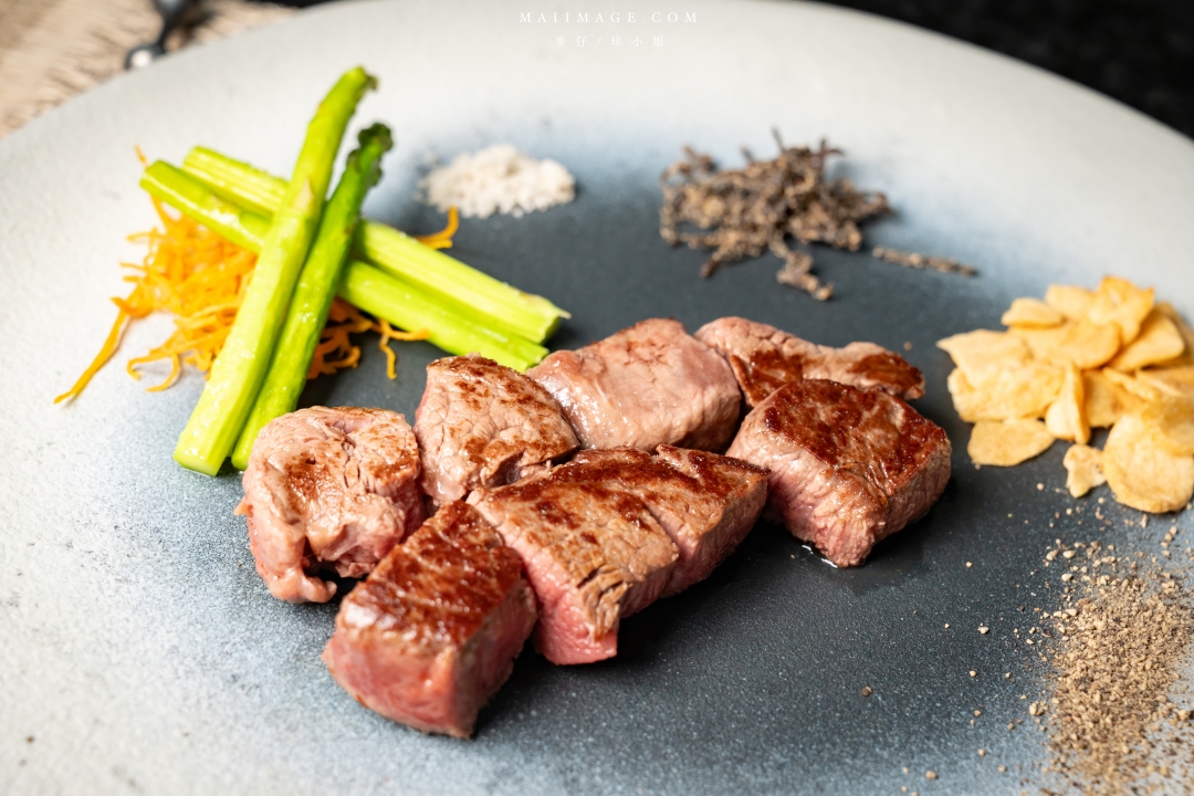 【桃園中壢美食】粋 割烹鐵板燒～隱身在二樓的全預約制無菜單鐵板燒，一個價位可以享受海陸雙主餐。老闆用料不手軟價格又實惠。中壢頂級鐵板燒推薦、中壢約會餐廳推薦