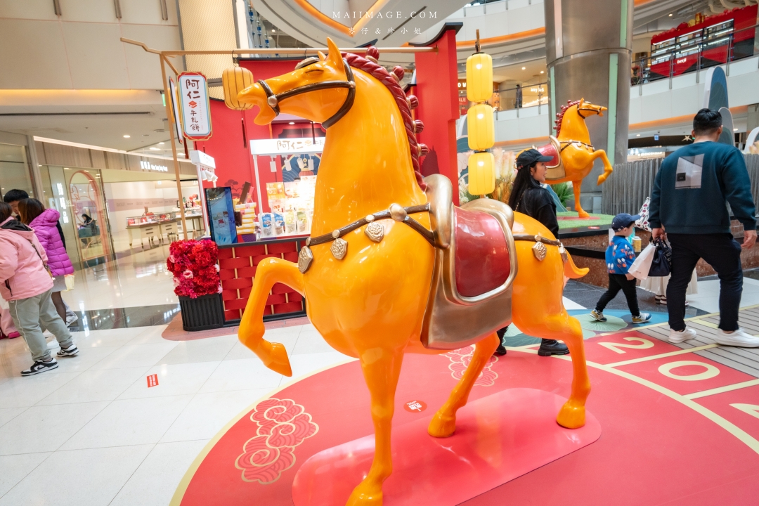 2026大江購物中心～2026的賀歲新面貌『大江南北東西市 萬馬奔騰賀新春』，全國獨家！全年免費停車，大江才是真正的桃園之光！桃園最推薦的購物中心就在大江。